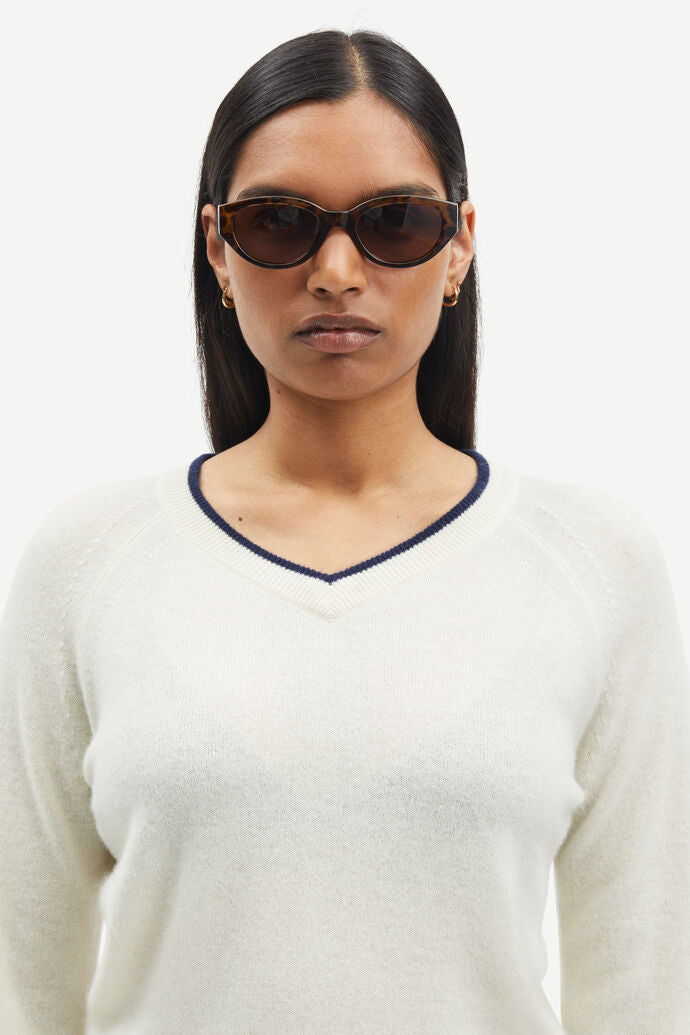 Sasalome V-Neck - Solitary Star