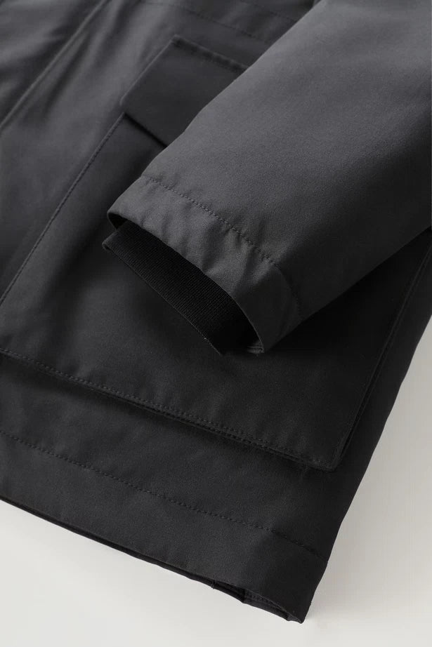 
                  
                    Mountain GORE-TEX Parka - Black
                  
                