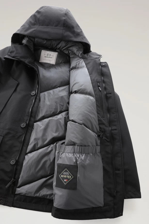 
                  
                    Mountain GORE-TEX Parka - Black
                  
                